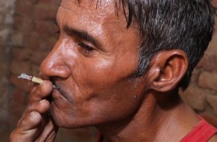 Индиец, родившийся без рук, стал профессиональным портным (7 фото)