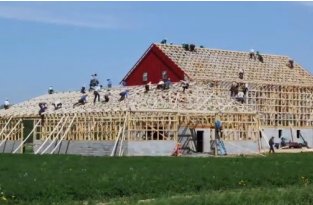 Продуктивные амиши строят сарай (6 фото + 2 видео)