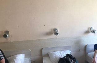 Английский болельщик показал комнату своего отеля в Скопье (5 фото)