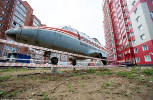 В Томске во дворе жилого дома установили самолет (4 фото)
