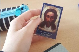 В московской школе 10-классникам раздали иконки с молитвой (2 фото)