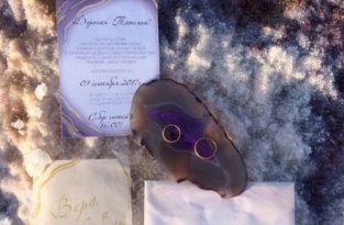 Соленое озеро Баскунчак окрасили в фиолетовый цвет для свадебной фотосессии (8 фото)
