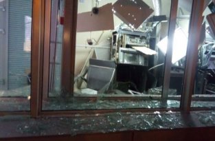 Злоумышленники взорвали банкомат и часть отделения 