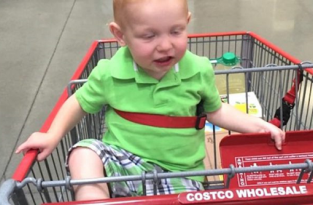 Папа сфотографировал ребенка в супермаркете, а потом обнаружил забавное сходство