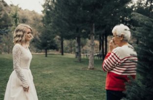Молодая невеста преподнесла сюрприз своей бабушке, надев ее платье спустя 55 лет (9 фото)