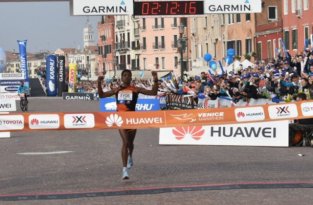 Итальянский бегун выиграл Венецианский марафон из-за ошибки соперников (3 фото + видео)