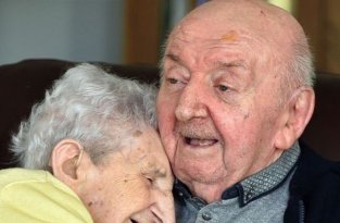 98-летняя мать перебралась в дом для престарелых, чтобы ухаживать за своим 80-летним сыном (5 фото)