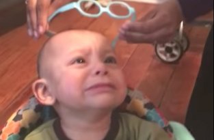Плоховидящий малыш первый раз в жизни надел очки