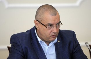 Временный мэр Омска отказался от поста мэра и получит 700 тысяч рублей (2 фото)
