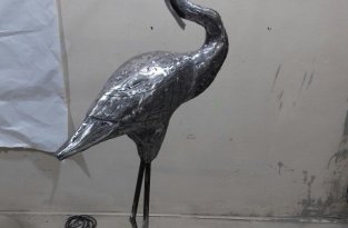 Скульптура приозерной цапли из метала (4 фото)