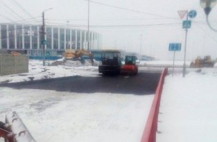 В Нижнем Новгороде новый асфальт положили на снег (4 фото)