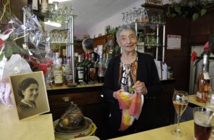 Никаких фруктов и молока. 100-летняя барменша из Франции раскрыла секреты долгой жизни (5 фото)