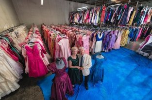 За 56 лет брака мужчина купил своей супруге 55 тысяч платьев (10 фото)