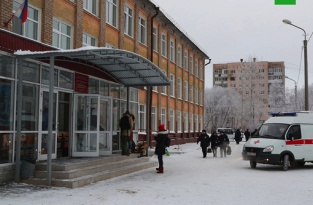 В Пермской школе старшеклассники напали на 4-классников с ножами. Учительница смогла спасти несколько детей и находится в тяжелом состоянии