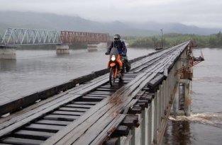 Мост через реку Витим - самый опасный мост Сибири (2 фото + 2 видео)