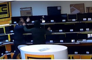 Дерзкое ограбление магазина ноутбуков в Екатеринбурге (3 фото + 1 видео)