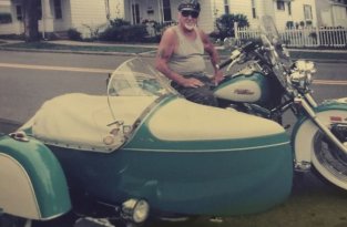 Байкер решил остаться со своим любимым мотоциклом даже после смерти (4 фото)
