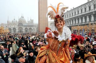 Карнавал в Венеции: ежегодный праздник масок, лодок и кутежа (14 фото + 1 видео)