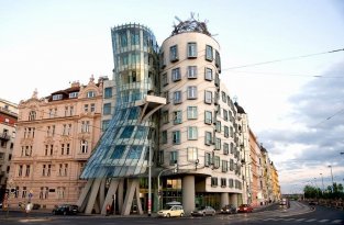 Оказывается, архитектор знаменитого Танцующего дома в Праге до сих пор создает удивительные дома (11 фото)