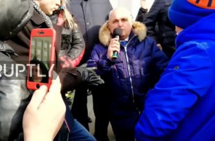 Вице-губернатор Кузбасса Сергей Цивилев встал на колени на митинге в Кемерово (2 фото + видео)