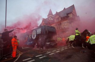 Болельщики «Ливерпуля» атаковали автобус «Манчестер Сити» (8 фото + видео)