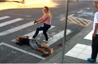 В Бразилии женщина-полицейский ловко обезвредила вооруженного грабителя (2 фото + 1 видео)