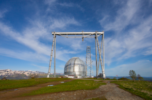 На крупнейшем в Евразии телескопе поменяли гигантское зеркало (8 фото)