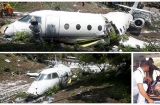 В аэропорту Гондураса самолет с пассажирами развалился на две части: видео (8 фото + 1 видео)
