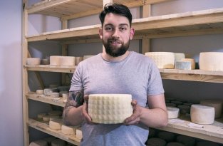 Итальянец показал приморцам, каким должен быть настоящий сыр (2 фото)