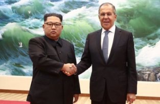 «Россия-1» пририсовала улыбку Ким Чен Ыну на фото с Лавровым (4 фото)