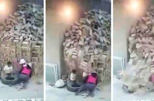 В Китае чудом выжили брат и сестра, на которых завалилась огромная кладка кирпичей (2 фото + 1 видео)