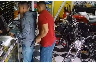 В Бразилии военный полицейский вступил в жестокую схватку с вооруженным грабителем (2 фото + 1 видео)