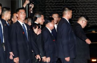 Суровые телохранители Ким Чен Ына (3 фото)