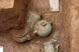 В Китае нашли древние гробницы королевской семьи со скелетами лошадей и собак (14 фото)