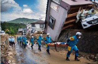 В Японии апокалипсис: сильнейшие ливни и оползни хоронят населенные пункты (10 фото)