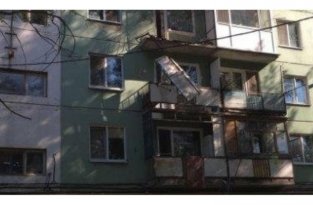 Житель Энгельса разбился насмерть, пытаясь доказать, что балкон опасен для окружающих (3 фото)