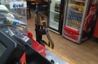 Бойцы ОВО Росгвардии забыли оружие в одном из кафе Санкт-Петербурга (5 фото)