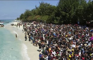 Рай, ставший адом: эвакуация туристов с острова Гили Траванган после мощного землетрясения (15 фото + 2 видео)