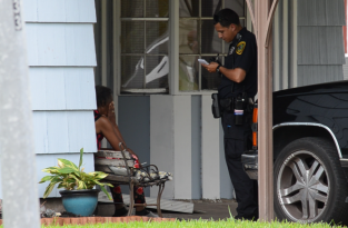 Пенсионерка из Хьюстона выстрелила в извращенца, пытавшегося забраться в ее дом (3 фото)