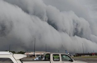 Гигантская волна из облаков (2 фото + видео)