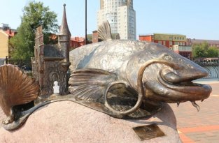 В Калининграде появился памятник гигантскому сому (4 фото)