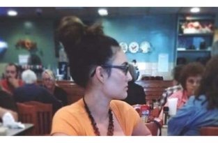 Студент из Филлипин возмутила кормящей грудью ребенка в кафе женщина (2 фото)
