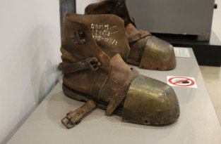 Как вы думаете, для чего использовались такие ботинки? (3 фото)