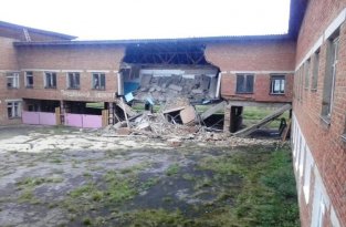В Иркутске посреди учебного дня обрушилось здание школы (2 фото + 1 видео)