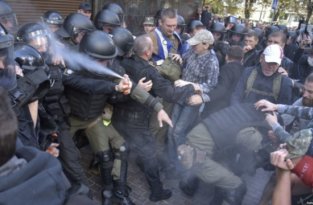 Украинского полицейского, прыснувшего себе в лицо газовым баллончиком, сравнили со старым мемом (12 фото)