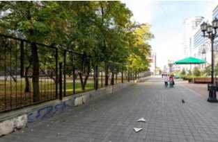 Вокруг школы в центре Екатеринбурге установили глухой забор (2 фото)