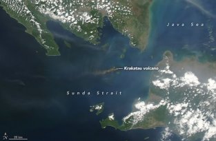 В Индонезии проснулся вулкан Кракатау: фото из космоса (3 фото)
