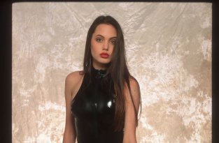 Редкие кадры из фотосессии 16-летней Анджелины Джоли в нижнем белье (6 фото)