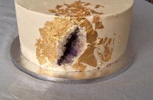 Мать подарила сыну на день рождения торт странной формы (4 фото)