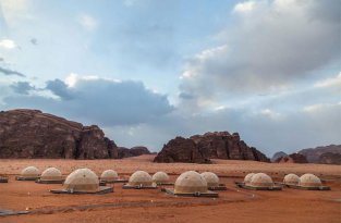 В пустыне возводят городок с шатрами-капсулами, столовой и Wi-Fi (5 фото)